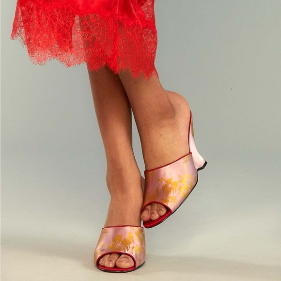 Cynthia Rowley Metallic Gold Foil Satin Wedge Sz: 7 - Picture 4 of 13